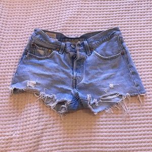 Levi’s 501 shorts - size 26
